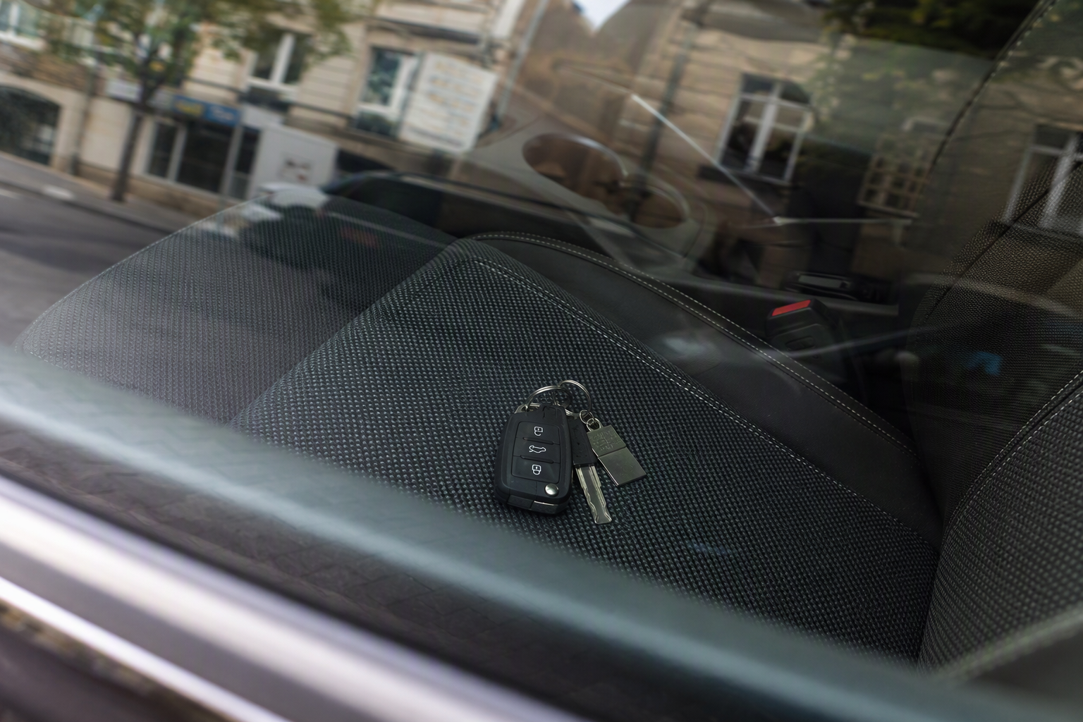 Chiavi chiuse dentro l’auto? 5 controlli essenziali da fare
